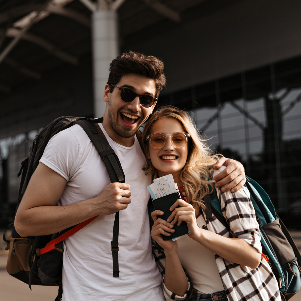 Casal no aeroporto_seguro viagem para estudantes