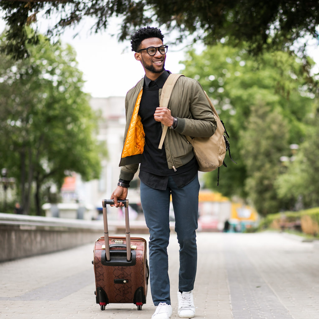 Homem com mala na rua_seguro viagem para estudantes