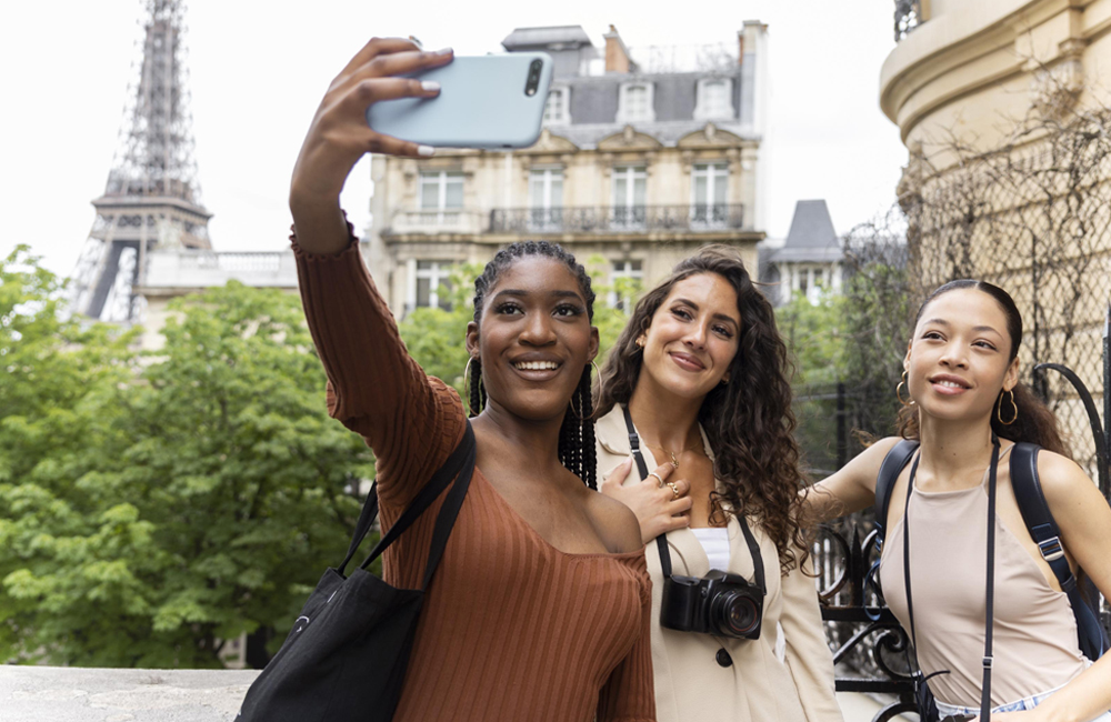 moças tirando foto em Paris